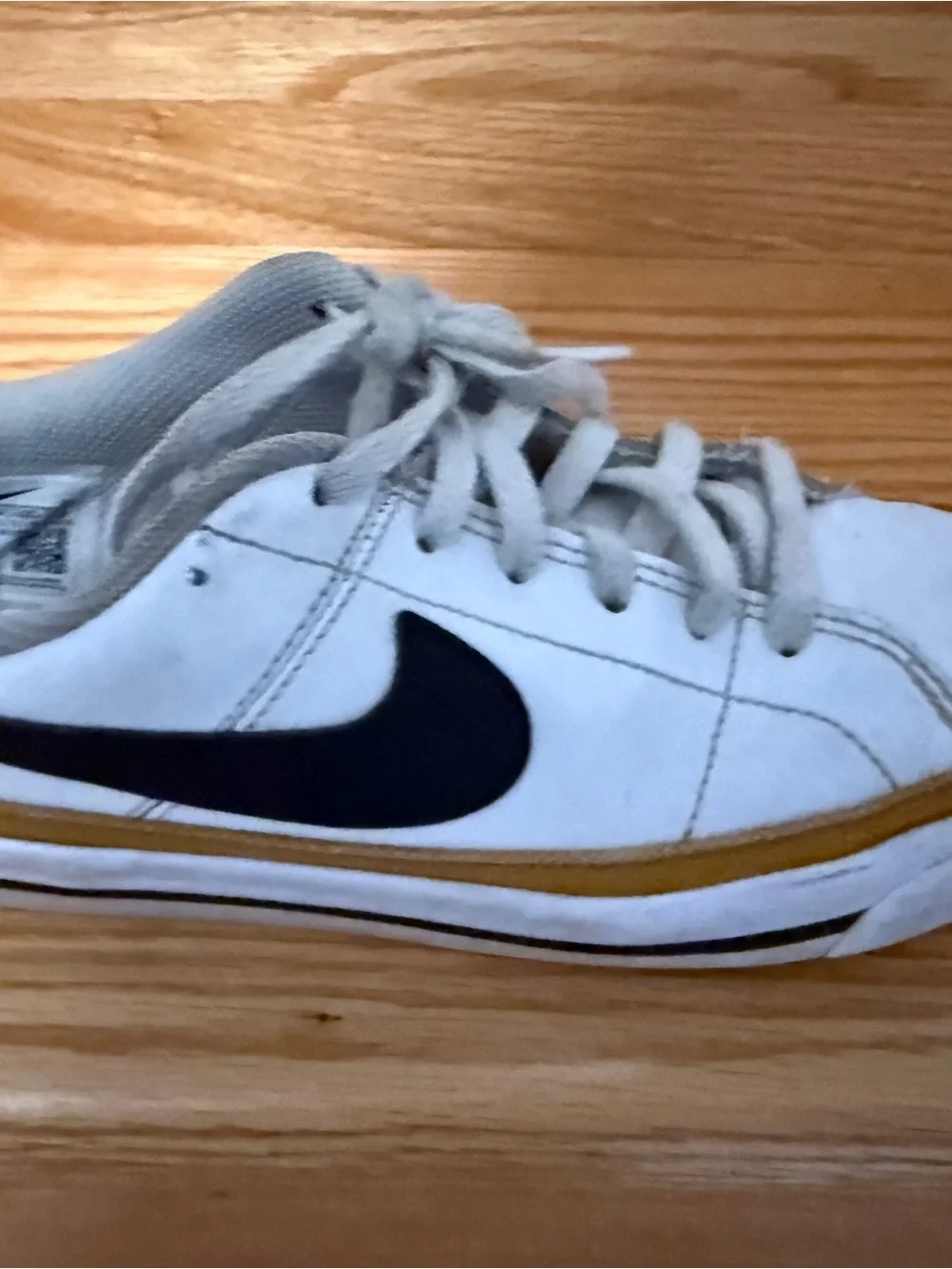 Nike kids  court legacy White Low-Top Sneakers with Black Swoosh and Brown Trim